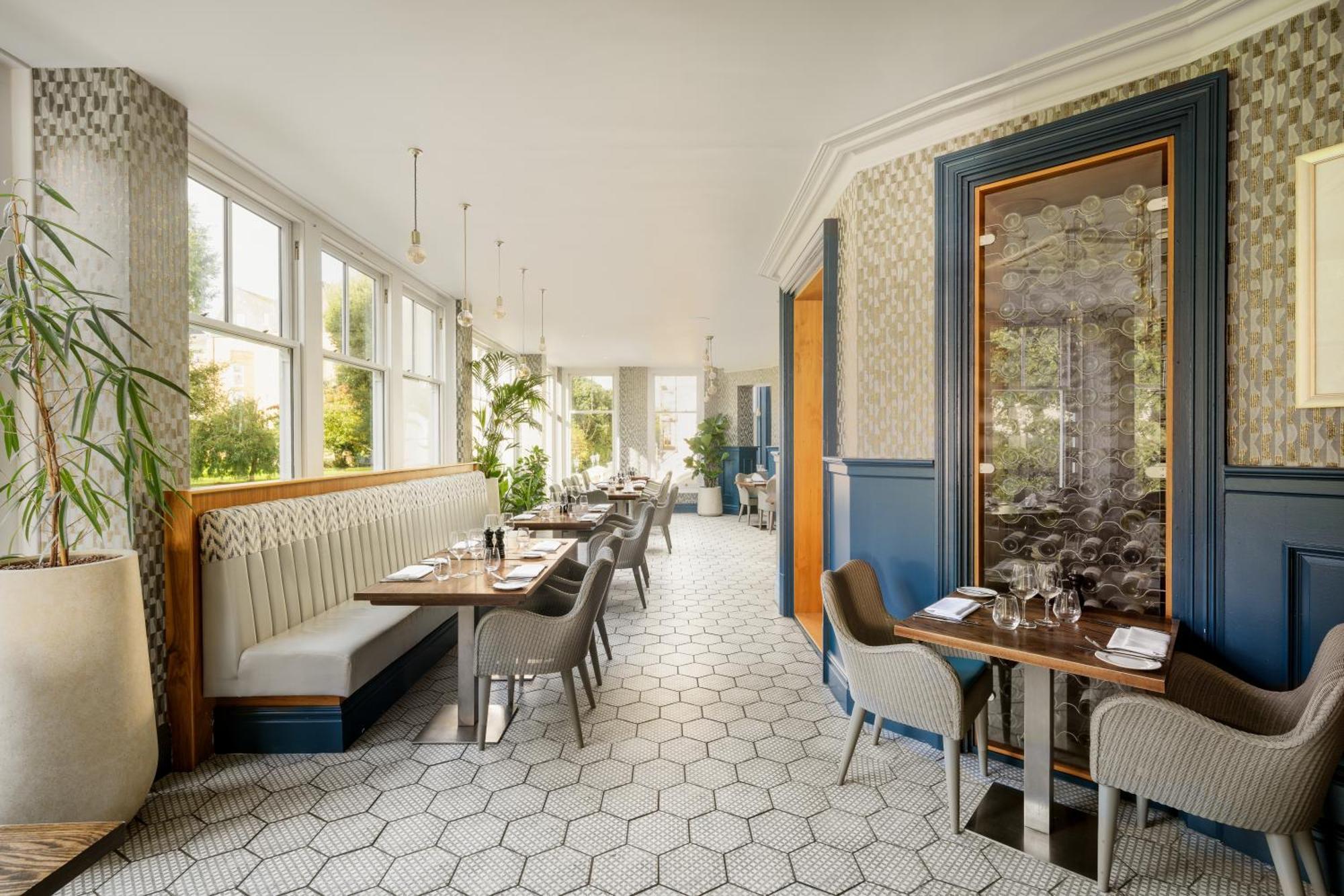 Western Clifton Hotel 4*